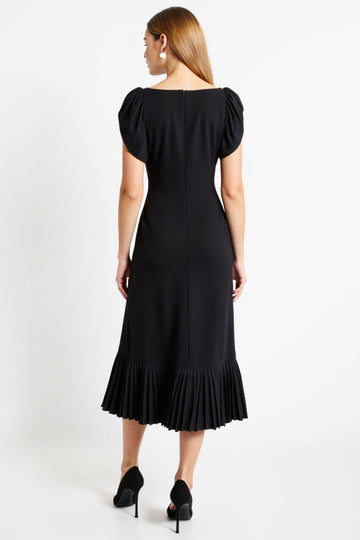 Robe noire à col carré et à lignes